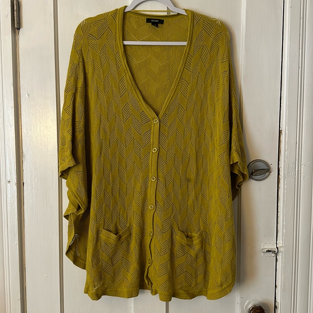 WOMANS sweater top.